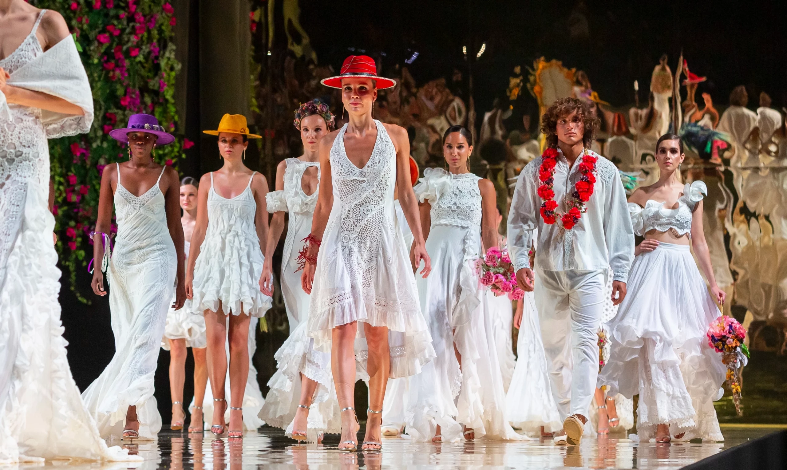 Desfile final de la pasarela Adlib Ibiza con modelos vestidas de blanco