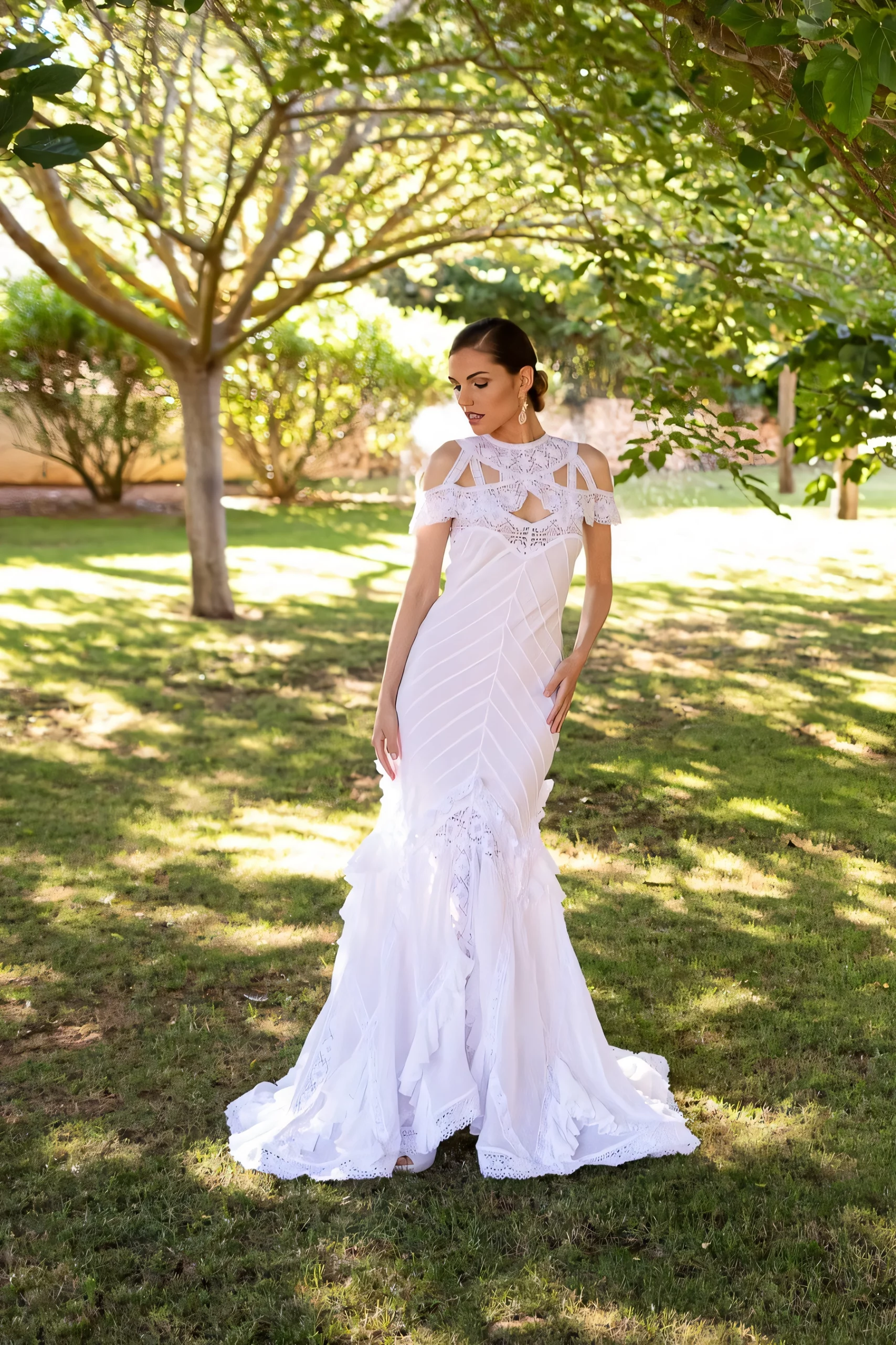 Vestido de novia blanco de sirena con encaje en un jardín, SS 2021