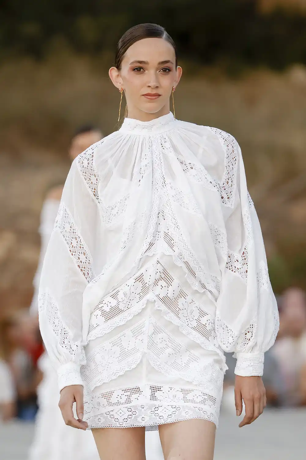 Minivestido blanco de algodón con encaje y mangas globo, colección SS 2026